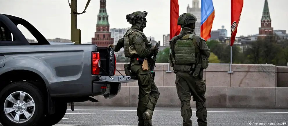 Власти отменили приглашения зарубежным СМИ на праздник на Красной площади; формат парада изменён — без техники и с ограниченным числом участников — на фоне сообщений об угрозах и недавних атак беспилотников.