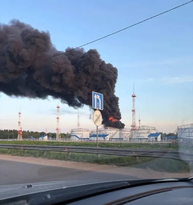 Ночные и утренние удары беспилотников по НПЗ, нефтеналивным объектам и технопарку в Московском регионе привели к жертвам, разрушениям жилых домов и задержкам в аэропортах.