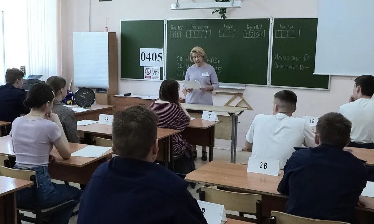 Рособрнадзор рекомендовал не проводить досмотры участников ЕГЭ: при срабатывании металлоискателя просят добровольно предъявить или сдать предмет.
