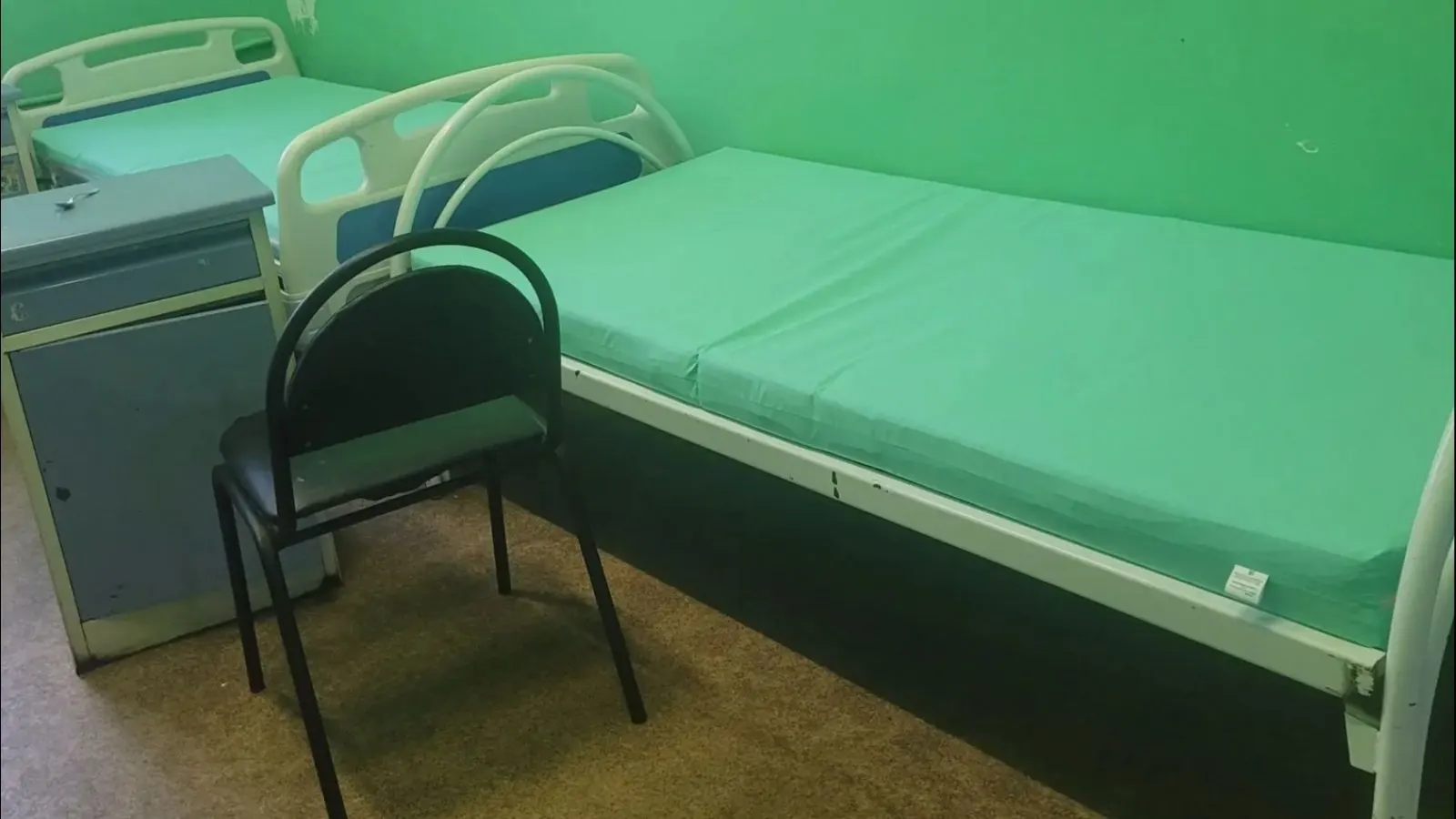 Родители и пациенты травматологического отделения на Володарского, 18 жалуются на разрушающиеся стены, грязные туалеты, отсутствие розеток и неисправное диагностическое оборудование.