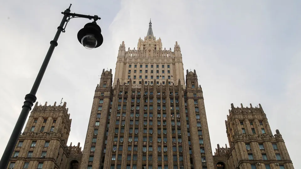 Российские власти заявили о начале последовательных ударов по военным предприятиям, командным пунктам и центрам принятия решений в Киеве. Решение последовало за масштабной атакой на столицу и ударом по студенческому общежитию в Старобельске, в которых есть погибшие и раненые.