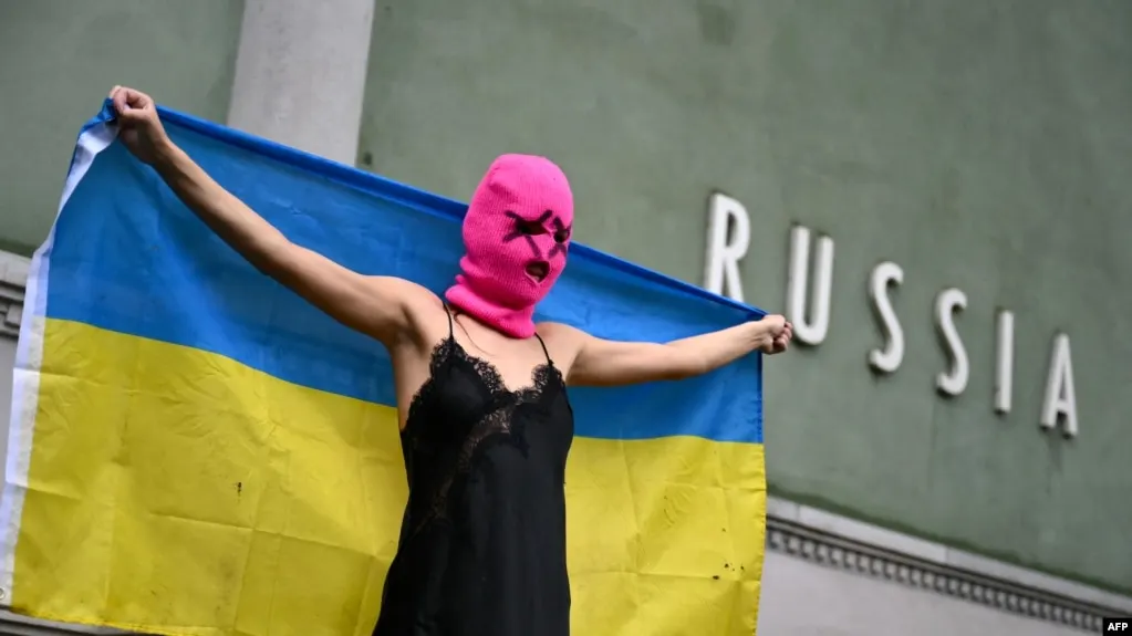 Росфинмониторинг включил панк‑сообщество Pussy Riot в реестр террористов и экстремистов. Решение следует на фоне ранее принятых в России ограничительных мер и уголовных дел в отношении участниц коллектива.