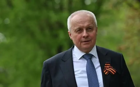 Российское МИД пригласило в Москву посла Сергея Копыркина для консультаций на фоне действий армянского руководства, направленных на углубление отношений с ЕС. Параллельно введены временные ограничения на ввоз ряда армянских товаров.