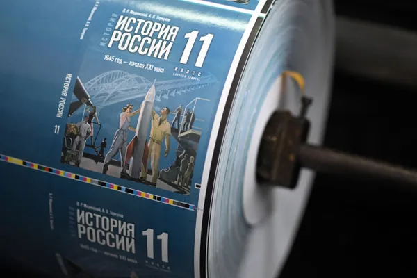 Министерство просвещения утвердило концепцию исторического просвещения, которая должна объединить школьные уроки, внеклассную работу, музеи, библиотеки и цифровые ресурсы. Документ рассчитан на пять лет и подчёркивает «Россия‑центричность», а также предусматривает привлечение участников специальной военной операции к внеклассным мероприятиям.