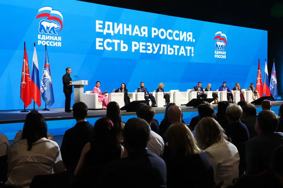 Политический блок АП рекомендовал государственным и лояльным СМИ не выносить в заголовки слово «запрет» и смещать акценты в сторону позитивных сюжетов о «Единой России». Речь идёт и о региональных ограничениях — в том числе о правилах съёмки последствий атак беспилотников.