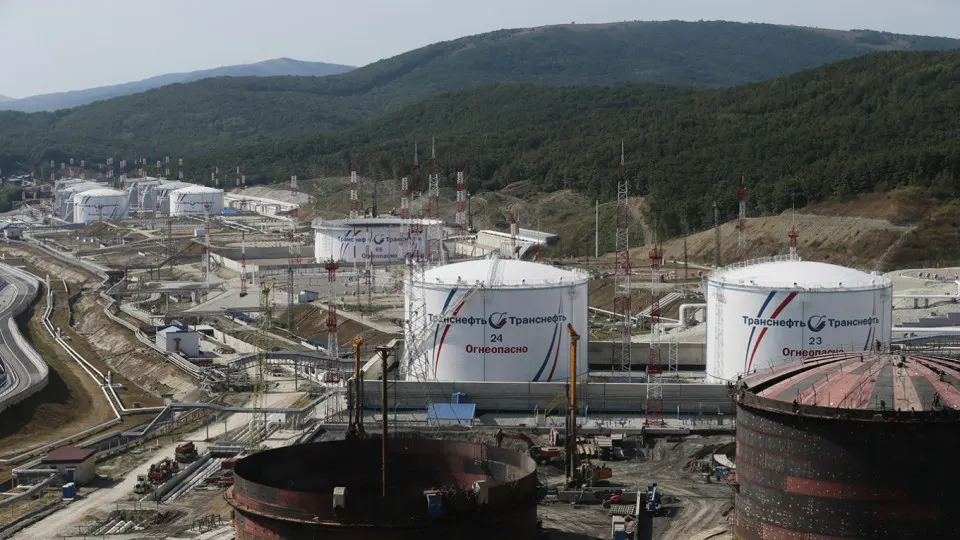 Повреждения портовой инфраструктуры и нефтеперерабатывающих заводов вынуждают снизить прогнозы добычи и экспорта нефти, что почти вдвое уменьшает ожидания экономического роста на этот год.