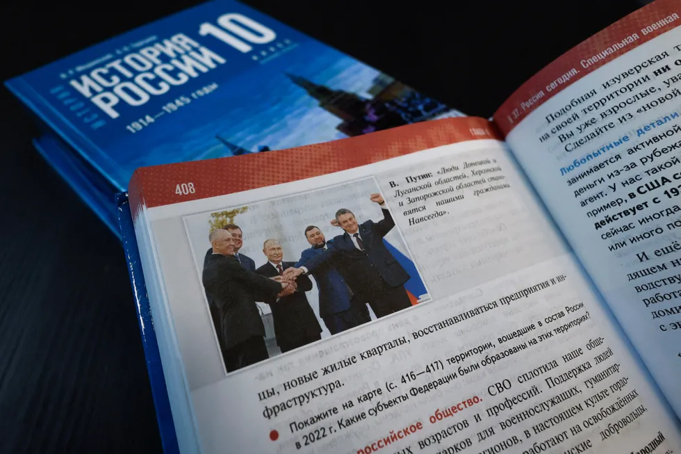Новые общероссийские учебники по истории для 6–9 классов систематически подгоняют прошлое под современную политику: замалчивают неудобные факты, вплетают последние государственные проекты и современные памятники в повествование о древности и подталкивают школьников к безальтернативной патриотичной позиции.