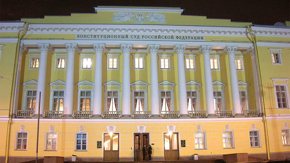 Председатель Конституционного суда Валерий Зорькин заявил, что антикоррупционные иски прокуратуры не должны подпадать под обычные сроки давности. Такой подход усиливает возможности государства по оспариванию приватизированных активов и уже сопровождался передачей компаний и портов на сумму около 6,5 трлн рублей.
