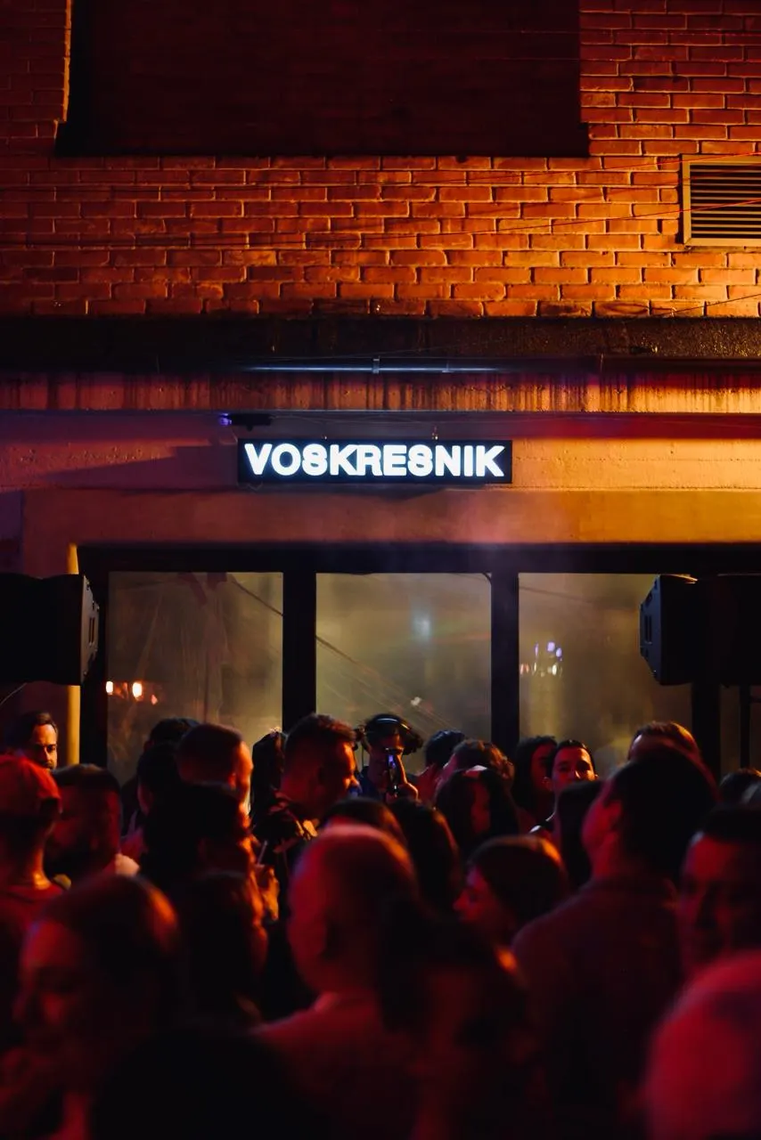 3 мая в кафе Soul Garden стартует новый сезон вечеринок VOSKRESNIK — хаус, фанки и диско под открытым небом. Начало в 17:00.