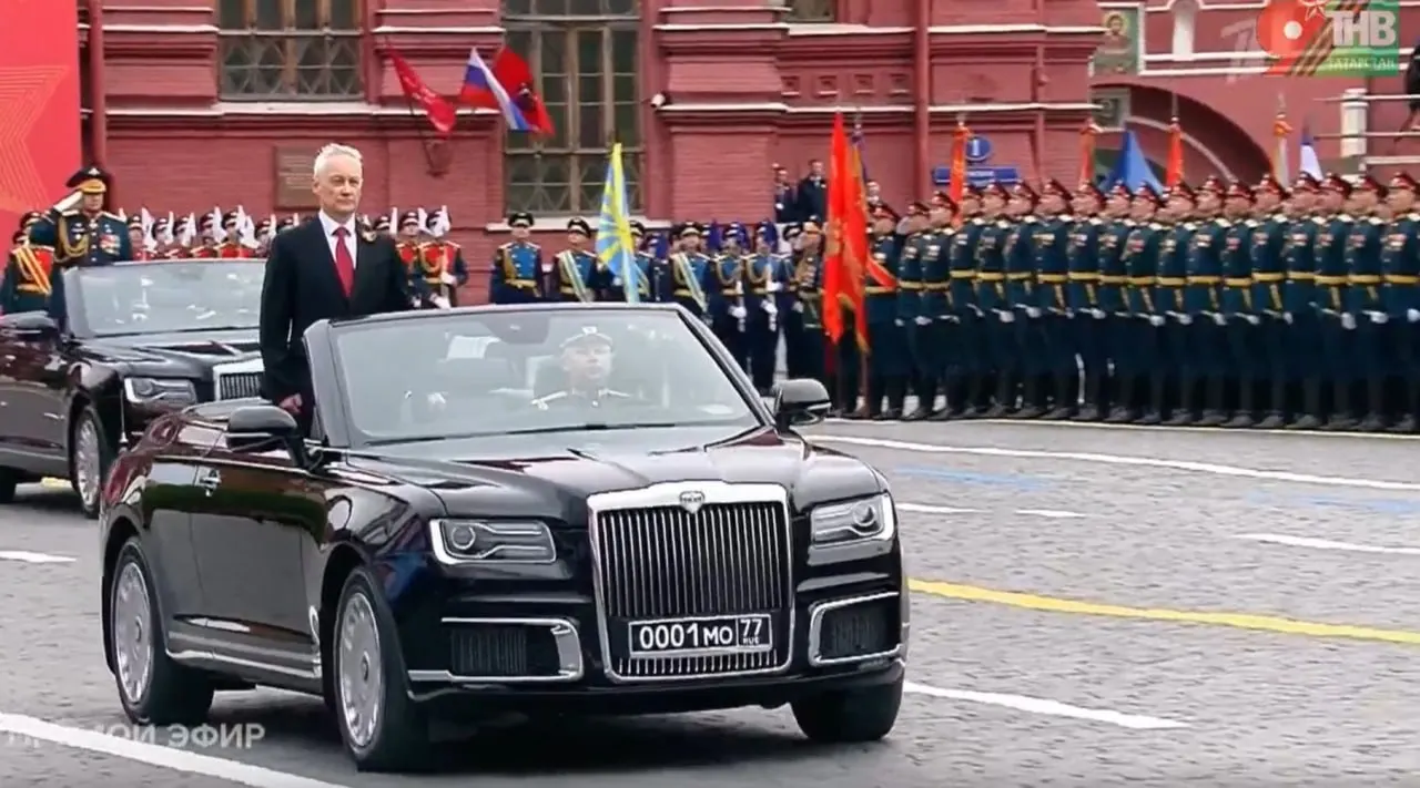 Министр обороны РФ Андрей Белоусов осмотрел кабриолет Aurus: конкретный экземпляр собран в Москве, а аналогичные модели производятся в Елабуге.