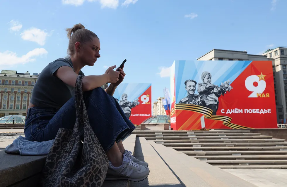 Утром 9 мая в центре Москвы отключили мобильный интернет; ограничения затронули в основном центральную часть города, после завершения парада операторы начали поэтапно восстанавливать доступ. В других регионах перебои отмечались локально.