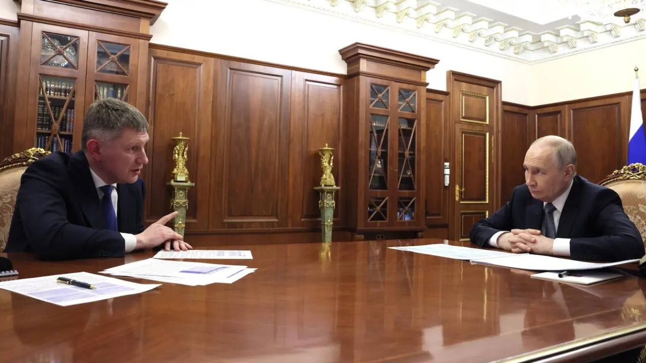 Глава Минэкономразвития сообщил президенту, что ВВП России на душу населения сократил отставание от США до почти 56% по итогам 2025 года. По числам МВФ страна по-прежнему значительно уступает по абсолютным показателям.
