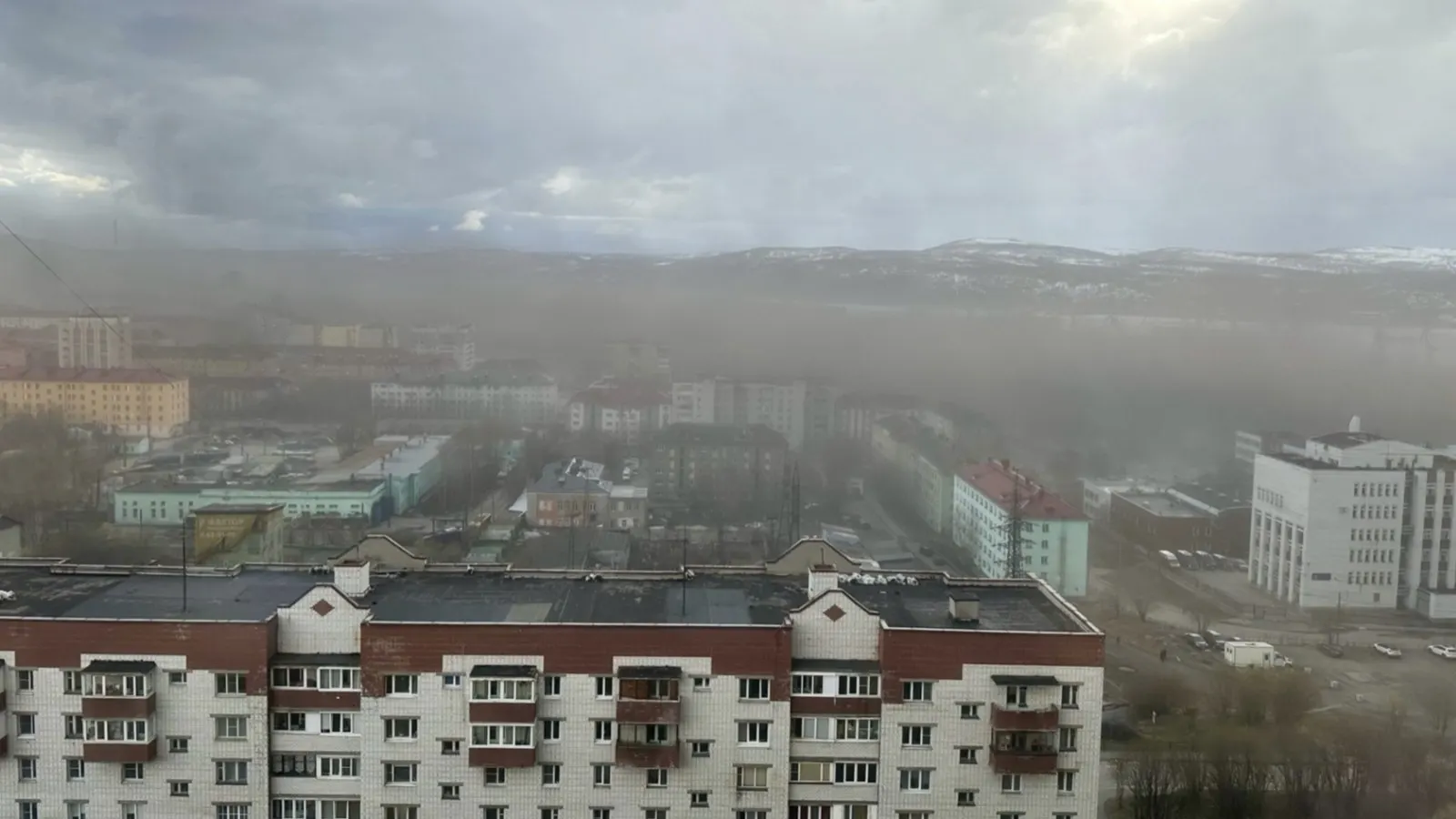 В Мурманском морском торговом порту сообщили, что после жалоб на пылевую завесу превышений допустимых значений качества воздуха не зафиксировано — системы пылеподавления работали в штатном режиме.