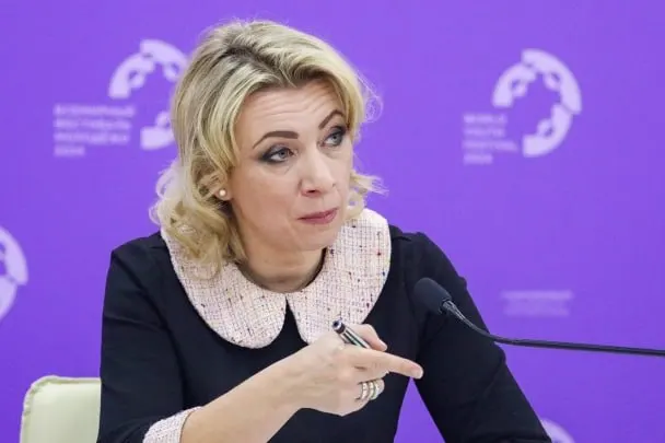 Представитель МИД заявила, что сотрудники Госдепартамента уведомляют семьи российских дипломатов о том, что их дети, рожденные в США, считаются американскими гражданами по праву почвы, хотя сами семьи не подавали на это заявлений.