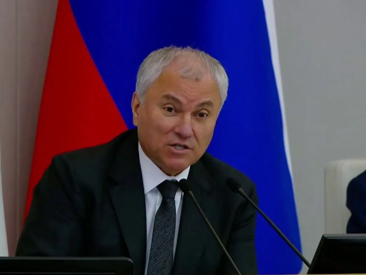 Во втором чтении депутаты приняли законопроект, который официально вводит в перечень профилактики мероприятия против «фальсификации истории» и уклонения от обязанностей по защите Отечества.