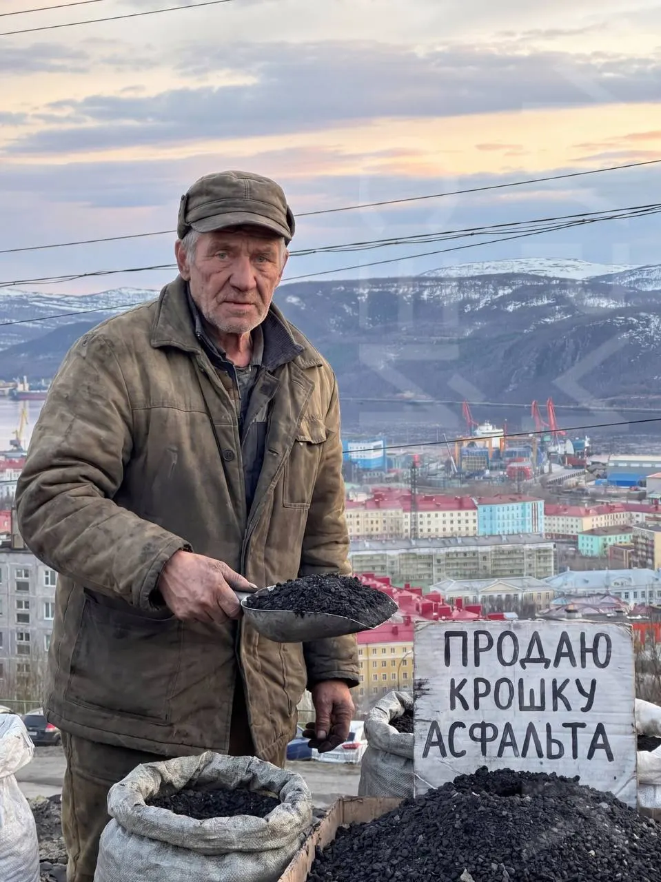 Городское управление дорожного хозяйства продаёт переработанные остатки дорожного покрытия по 770 рублей за тонну для парковок, тропинок и малонагруженных дорог. Жители сомневаются в целесообразности такой схемы на фоне ежегодных проблем с покрытием.
