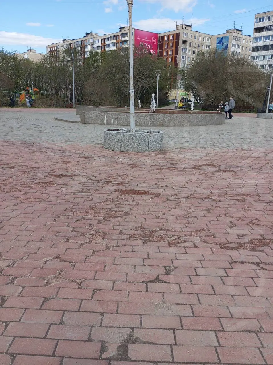 Приехавший из столицы посетитель пожаловался на состояние городских пространств и призвал мурманчан добиваться лучших зарплат и обслуживания; местные указали на неточности в его описании.