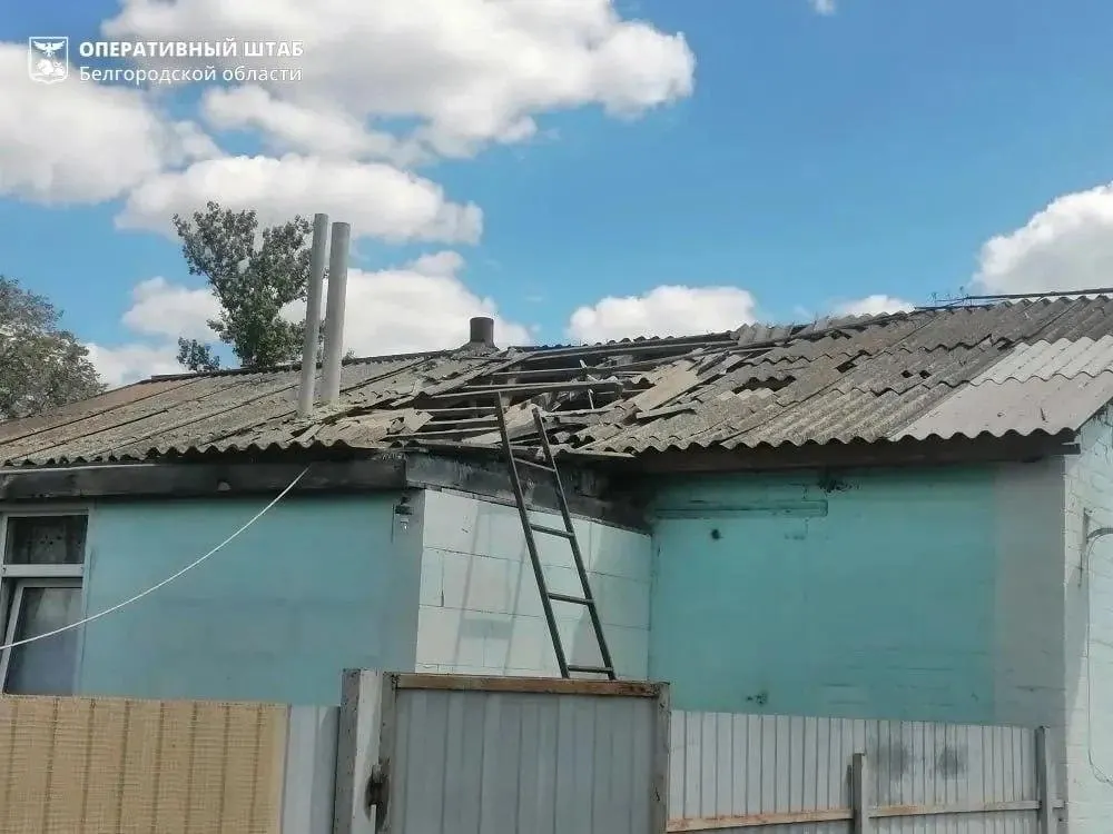 По данным экстренных служб, в результате налётов беспилотников пострадали как инфраструктура, так и жилые здания в трёх регионах — идут пожары и эвакуации.