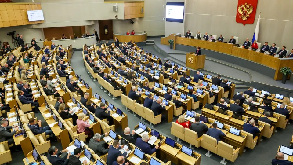 Парламент одобрил поправки, отменяющие ограничение стоимости арестованного имущества для релокантов, осуждённых по политическим статьям. Делам будет присваиваться заочный порядок, решения вступают в силу немедленно; закон планируют ввести с 1 сентября 2026 года.