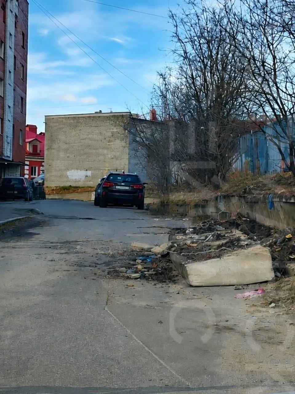 Во дворе дома на улице Папанина в Мурманске рухнул фрагмент бетонной стены. Никто не пострадал — рядом не было людей и машин; причины обрушения уточняются.