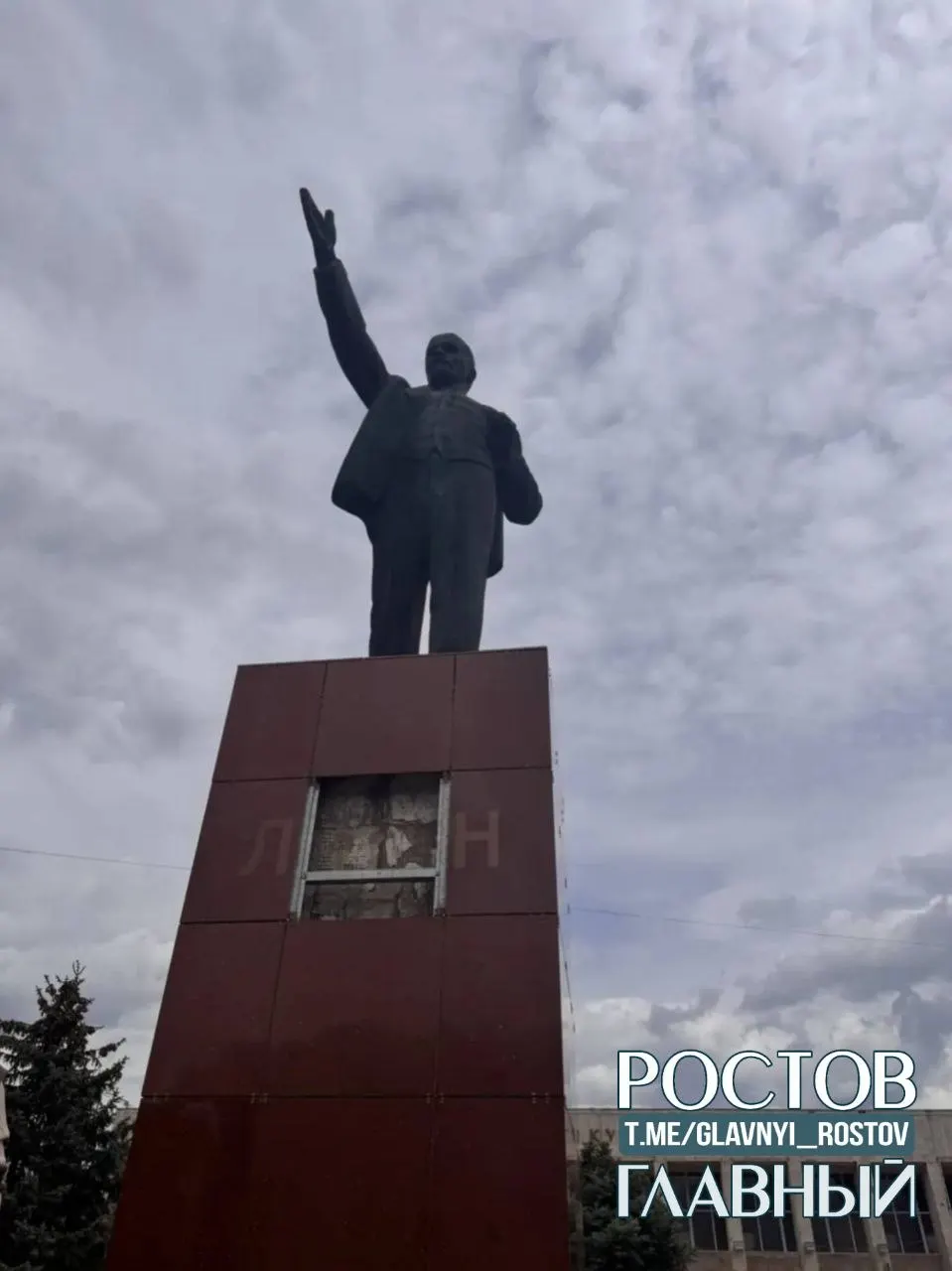 Вандалы повредили плиту с надписью у памятника Ленину; по записям видеокамер полиция задержала подозреваемого, расследование продолжается.