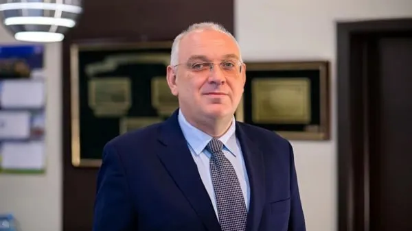 За четыре года логистика портов России изменилась: общий рост грузооборота сочетается со снижением перевалки сухих грузов в Арктическом бассейне. Торговля смещается в сторону АТР, Ближнего Востока, Африки и Латинской Америки, при этом сохраняются внешние риски.