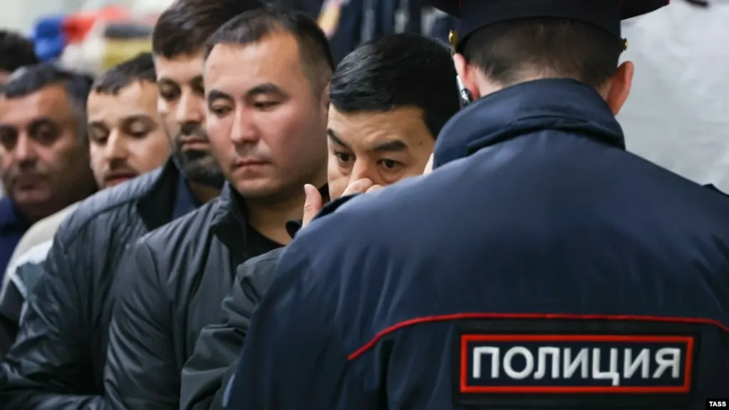 Проект дополняет КоАП нормой об административном выдворении иностранцев и лиц без гражданства за участие в несогласованных митингах, дискредитацию ВС, призывы к санкциям и другие правонарушения; число оснований для выдворения вырастет до 58.