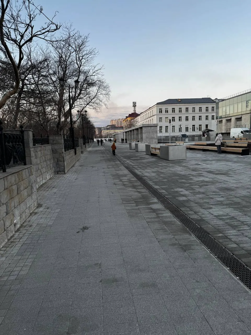 Во время массовых мероприятий на недавно обустроенной улице жители столкнулись с недостатком мусорных контейнеров и призвали обеспечить соответствие санитарным нормам.