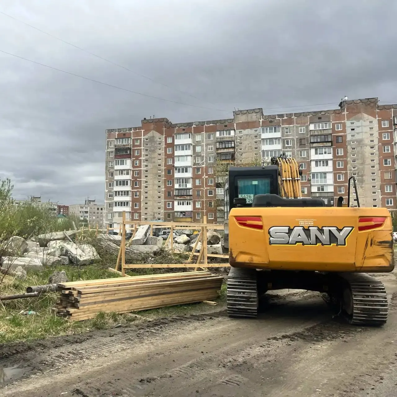 На месте заброшенных складов на улице Журбы подготовили площадку под новый жилой дом: планируют 16 этажей и 193 квартиры. Работы ведёт застройщик, реализующий другие проекты в городе.