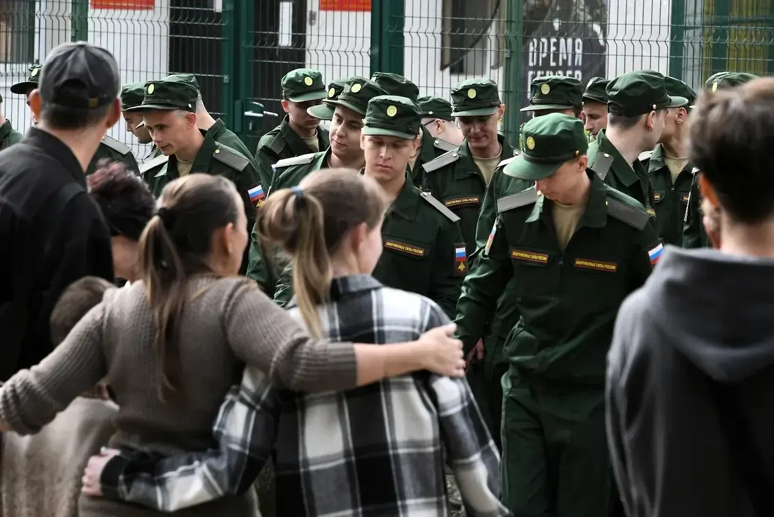 Первая из более чем 450 женщин уже подала иск в Верховный суд: они добиваются отмены нормы, которая лишает выплат тех, у кого с погибшим не было общего несовершеннолетнего ребёнка и одновременно нет трёхлетнего совместного проживания.