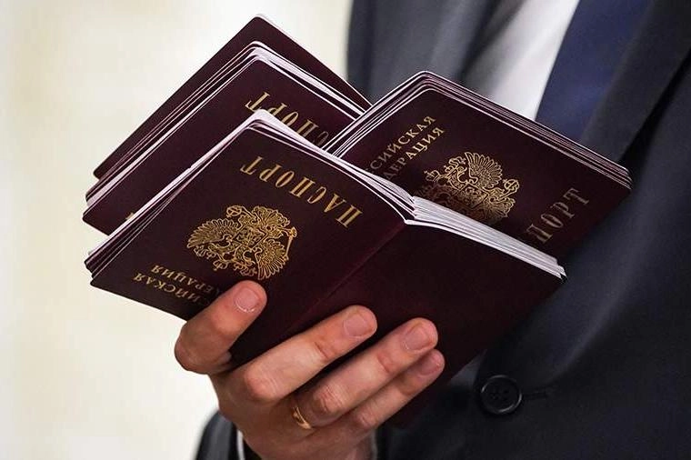 Депутаты от «Единой России» планируют внести поправки ко второму чтению, которые позволят иностранцам с непогашенной судимостью получать РВП, ВНЖ и гражданство в случаях, когда их, по словам законодателей, незаконно осудили за поддержку политики России и СВО.