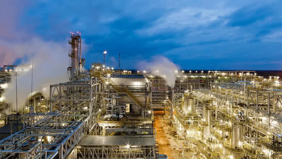 После атаки беспилотников 5 мая нефтеперерабатывающий завод «Кинеф» не возобновил работу и приостановил отгрузки: повреждены ключевые технологические объекты, восстановление может занять месяцы.