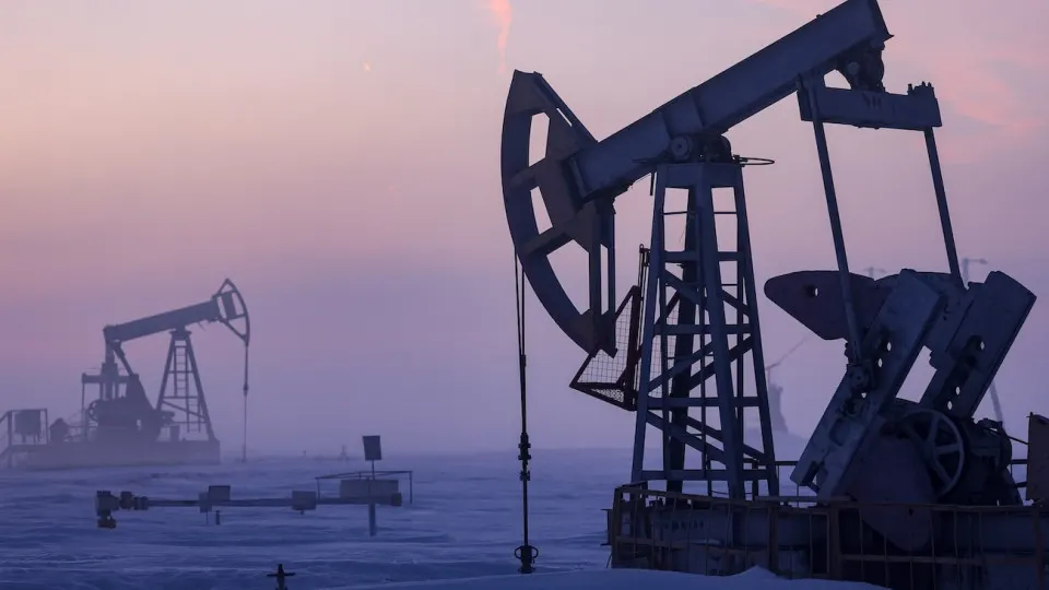 Минэкономразвития ожидает снижение добычи нефти до 511 млн тонн в 2026 году — самый низкий показатель с 2009 года. Причины: ухудшение финансовых показателей компаний, сокращение бурения и ограничения, связанные с военной обстановкой и санкциями.