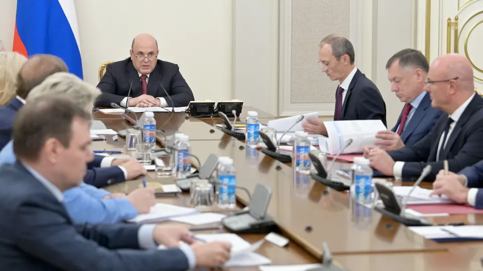 Кабмин согласовал механизм стабилизации внутреннего рынка: 11 крупнейших нефтекомпаний подпишут соглашения с Минэнерго и ФАС о рекомендациях по объёмам производства, отгрузкам и экспортным поставкам, а также о сдерживании роста цен на АЗС. Решение принято на фоне серии ударов беспилотников, резко сокративших переработку нефти.