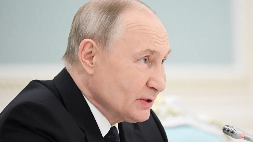 Власти заявили о плане довести число иностранных студентов в российских вузах до 500 тысяч к 2030 году; уже сейчас их более 300 тысяч, большинство — платные. Одновременно растёт масштаб набора иностранцев в вооружённые силы и войска беспилотных систем, в вузах усиливается давление на студентов.