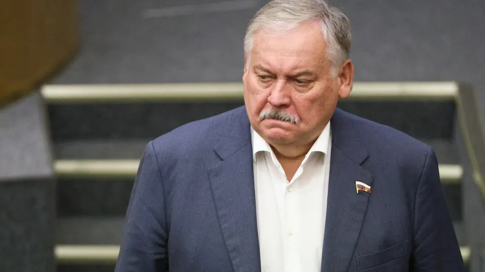 Первый зампред комитета Госдумы Константин Затулин заявил, что Латвия и Эстония не выполнили обещаний по обеспечению равных условий для русскоязычных, введя статус «неграждан». Заявления прозвучали на фоне рассмотрения в Госдуме закона, который позволяет президенту применять силы за рубежом для защиты россиян; западные разведки и аналитики при этом предупреждают о рисках эскалации.