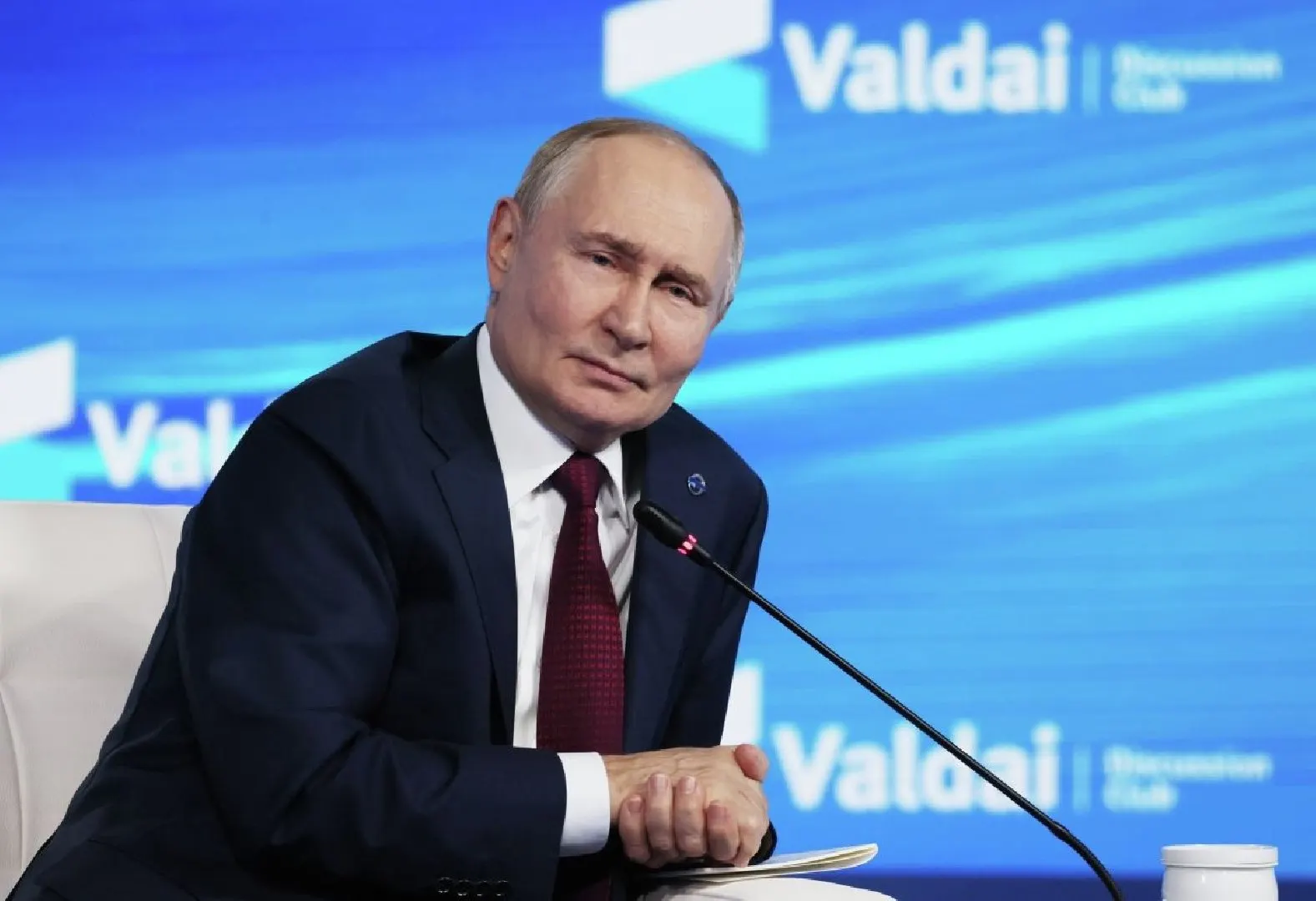Международный уголовный суд постановил, что государства, ратифицировавшие Римский статут, при приглашении Владимира Путина на переговоры обязаны исполнить ордер на арест, если только встречи не организованы под мандатом ООН. Приостановка преследования возможна лишь через резолюцию Совета Безопасности по Главе VII.