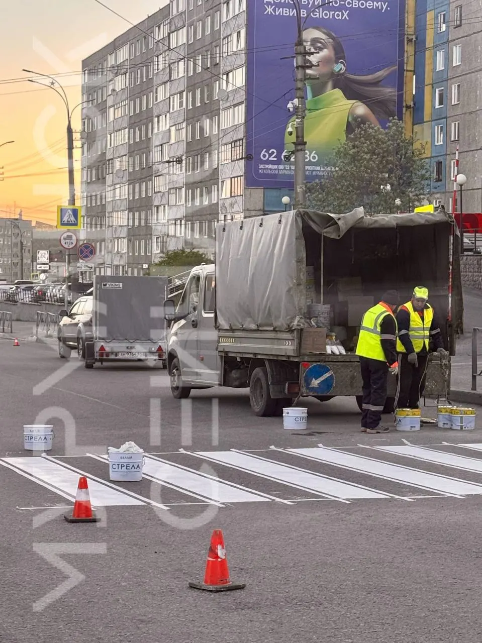 В центре Мурманска заметили нанесение долговечной разметки — судя по банкам с краской, используют пластик холодного нанесения «Стрела». Работы велись возле бывшего кинотеатра; остаётся вопрос, как долго она продержится.