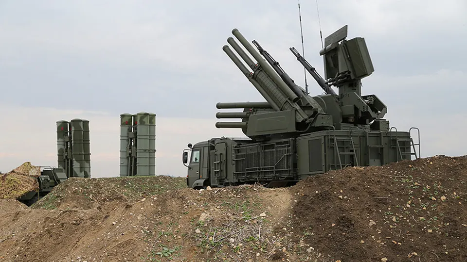 Российские военные задействовали новую систему радиоэлектронной борьбы, которая по заявлению военных экспертов подавляет сигнал терминалов Starlink на площади до 20 квадратных километров; власти также ужесточили правила по вводу зарубежного спутникового оборудования.