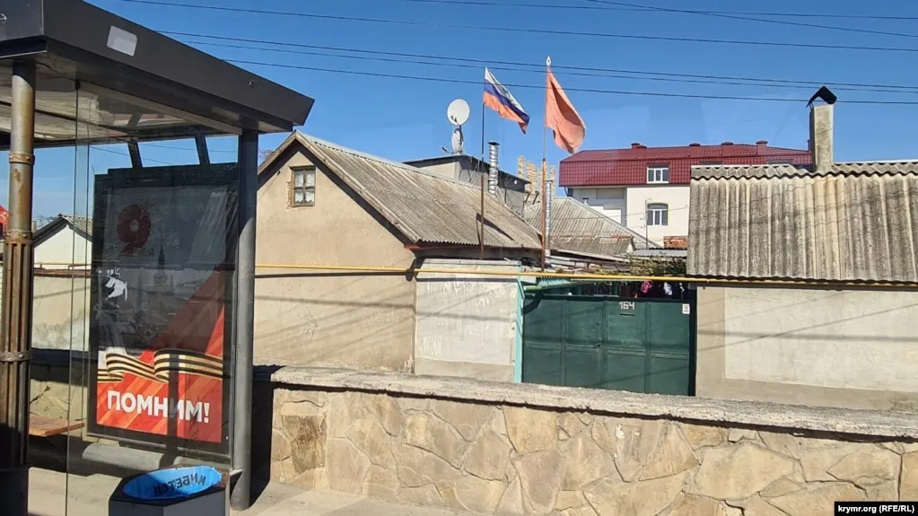 Серия атак дронов зафиксирована в Крыму и на юге и западе России: в Симферополе, при атаке на пригородный поезд под Керчью и в Брянской области есть погибшие и раненые, ПВО отражают нападения.