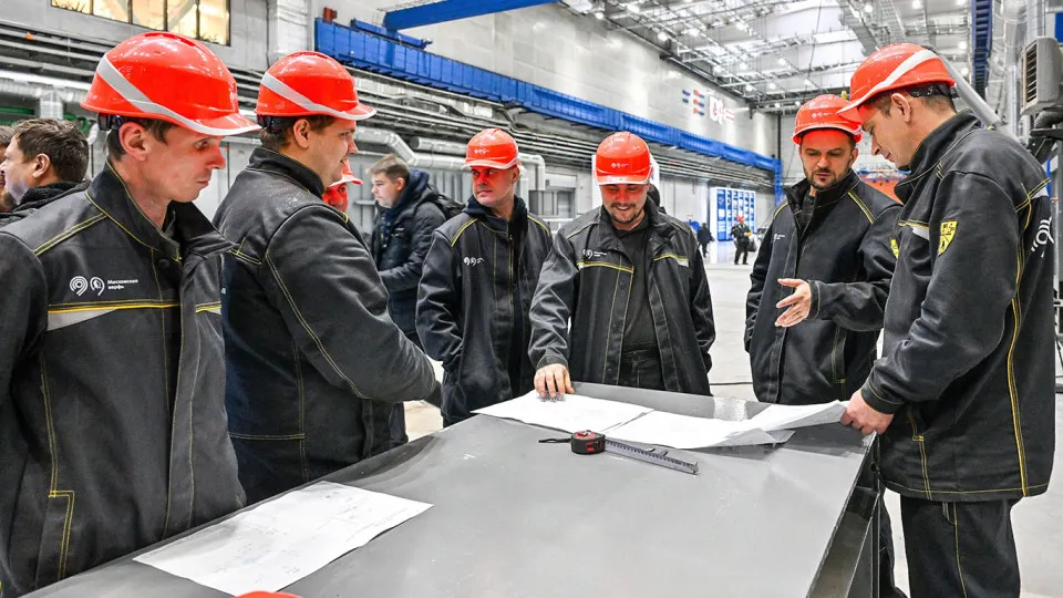 Опрос OMI показывает, что более трети работающих россиян систематически заняты сверхурочно; часто переработки не оформляются и остаются частично или полностью некомпенсированными.