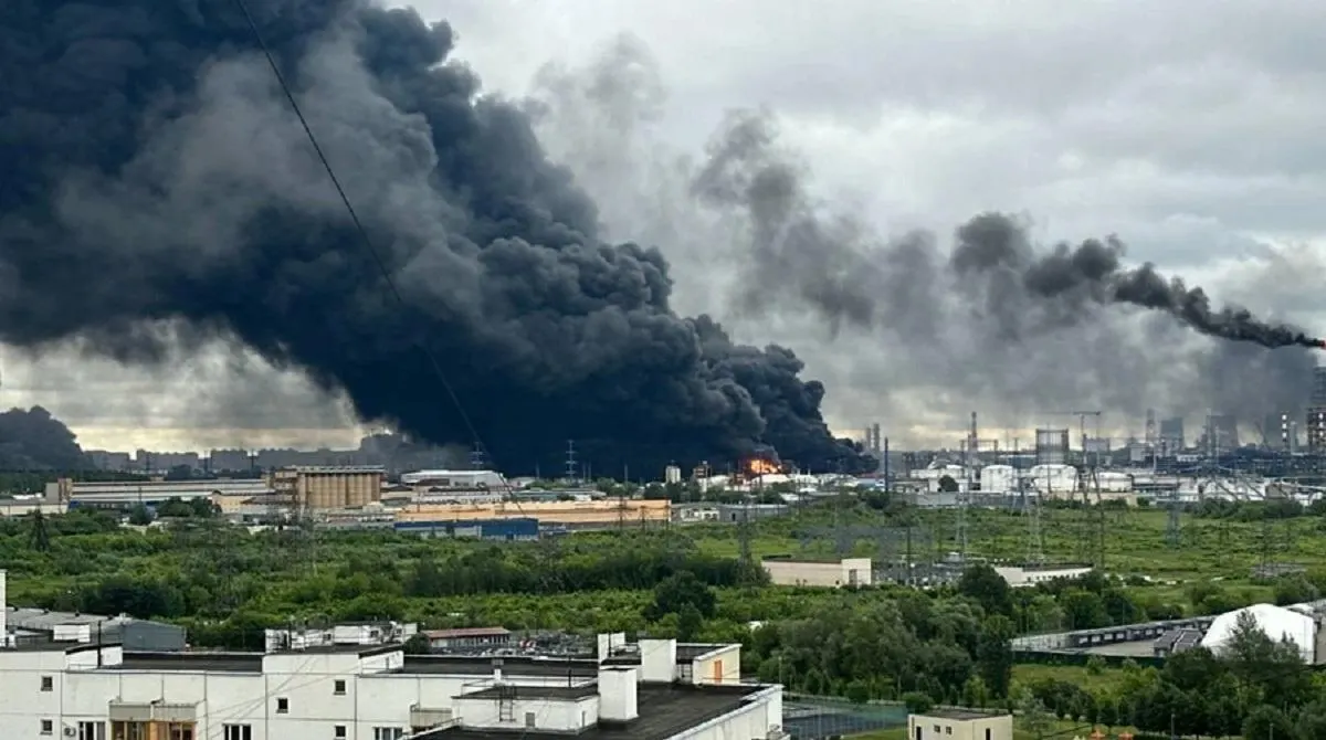 Атаки дронов уменьшили выпуск бензина, но настоящие потери в бюджет наносят не они, а обвал мировых цен на нефть после разблокирования Ормузского пролива и риск возвращения ограничений на экспорт.
