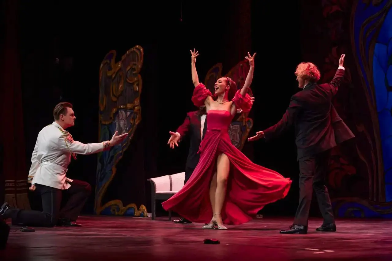 Билеты на вечерний показ раскупили — дополнительный сеанс состоится 21 июня в 18:00. Цены от 1 300 ₽, билеты продаются на официальном сайте театра.