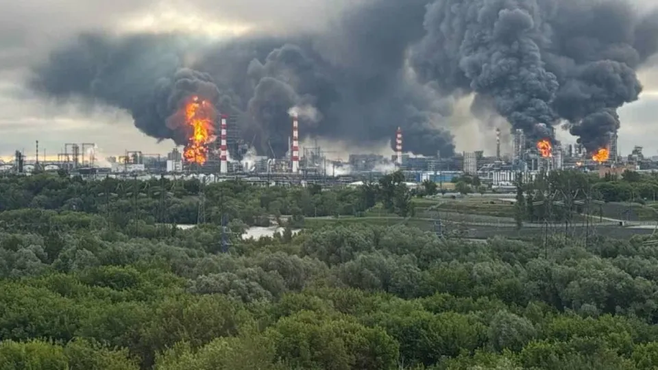 В мае выпуск нефтепродуктов в РФ упал на 13,5% в годовом выражении. Масштабные удары по НПЗ, логистические проблемы и дефицит комплектующих усугубили ситуацию — цены на бензин и дизтопливо уже растут, а влияние на инфляцию и промышленное производство заметно.