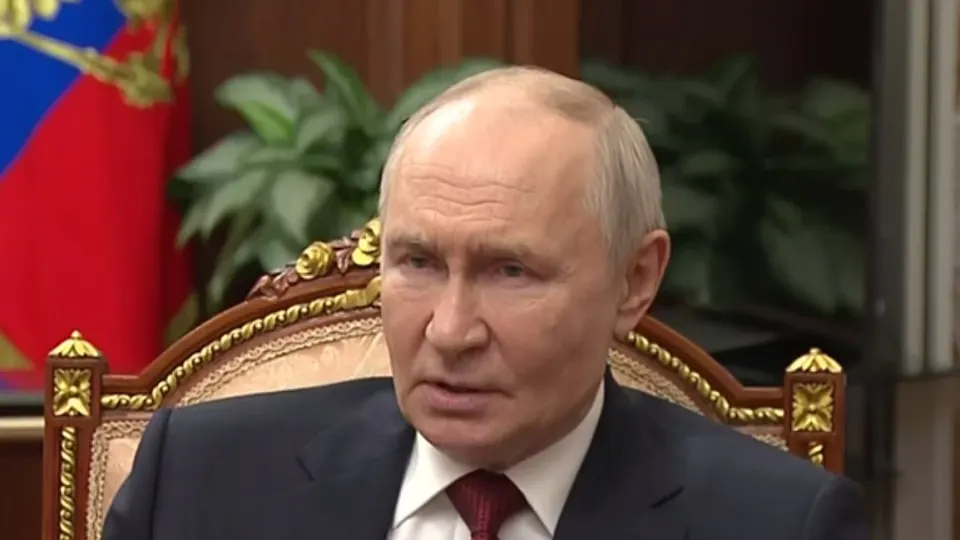 Путин заявил, что Киев предлагал ограничить боевые действия четырьмя территориями и отказаться от дальнобойных ударов; отметил проблемы с инфраструктурой из‑за атак, но подчеркнул, что основная задача — «окончательное освобождение Донбасса и Новороссии».