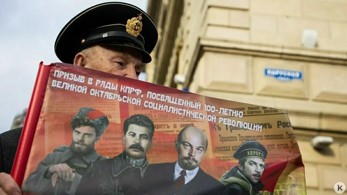 Норма 2026 года запрещает в агитации демонстрировать образы умерших — реальных и вымышленных — а также использовать голоса, созданные ИИ; при упоминании «иностранного агента» требуется обязательная пометка.