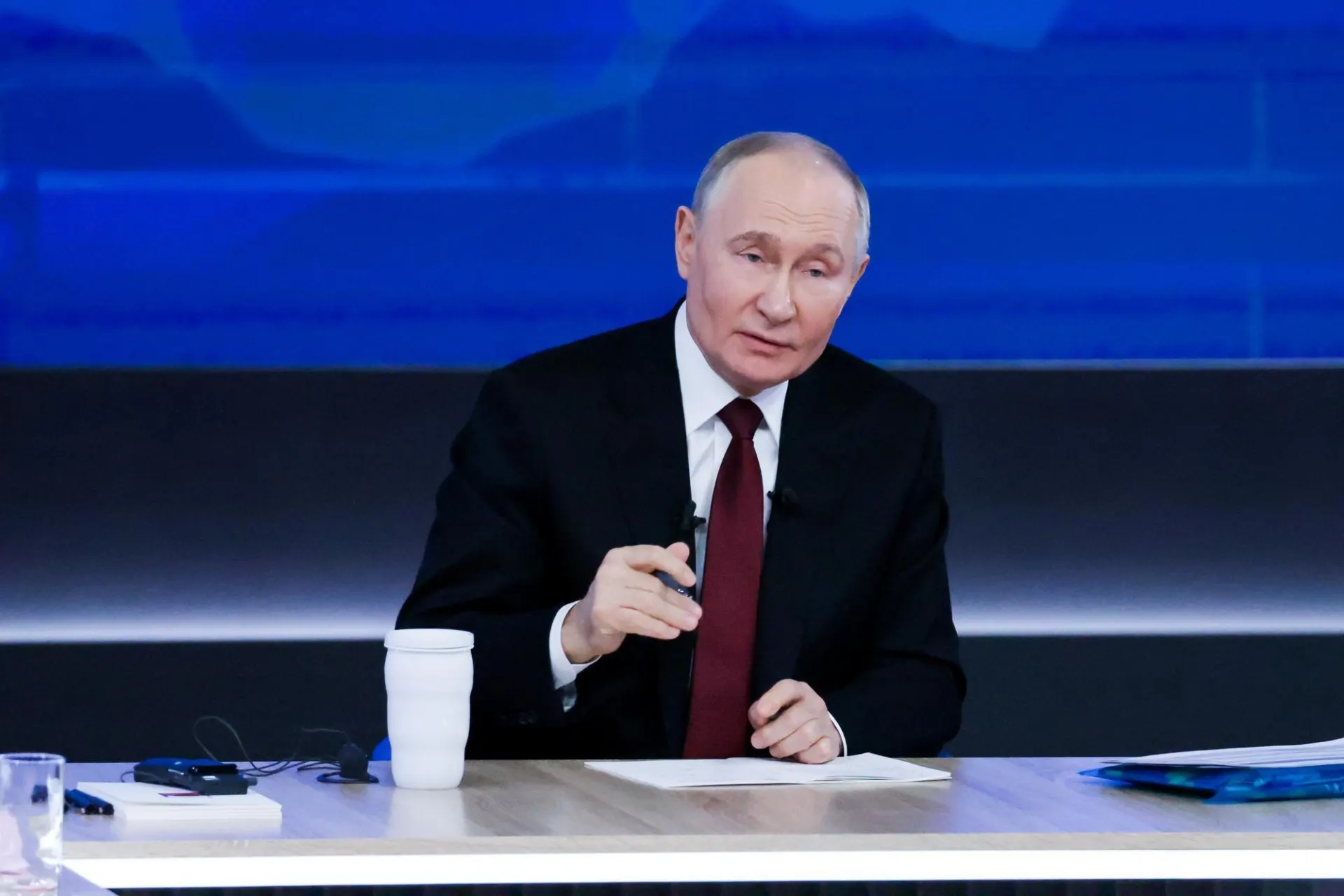 В День медицинского работника президент заявил о планах нарастить численность врачей и расширить сеть больниц, подчеркнув необходимость повышать престиж профессий в здравоохранении.