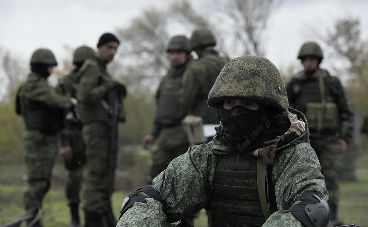 Собеседники из числа бывших чиновников, военных экспертов и западных разведок заявляют, что Украина нарастила применение дронов и нарушила поставки, а российская промышленность близка к пределу возможностей; окончательного решения о масштабной мобилизации пока нет.