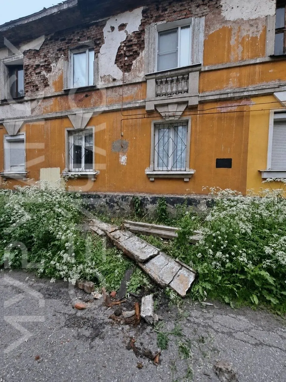 Кусок кровли с дома на Октябрьской, 10 упал во двор. Жители отмечают аварийное состояние здания и просят проверить безопасность.