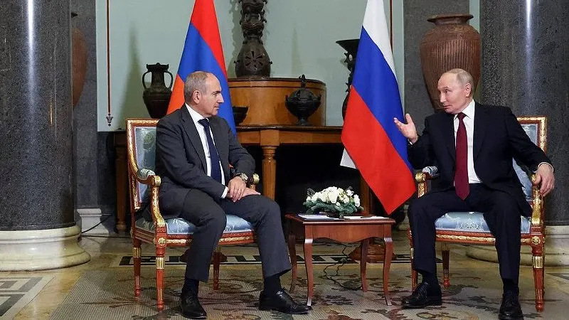 Российский лидер позвонил премьер-министру Армении: поздравил с днём рождения и обсудил результаты заседания Высшего евразийского экономического совета в Астане.